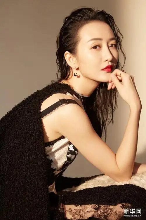 王鸥时尚大片造型多变 目光清澈治愈显柔美气质