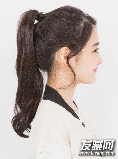 发型网 女生发型 马尾发型 > 韩妞最爱马尾辫扎法 卷发马尾打造出凌乱