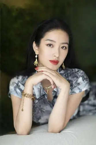 美女明星:杨采钰