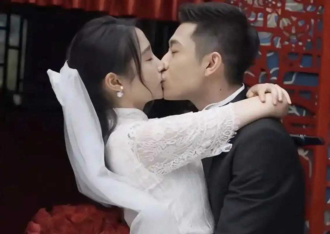 有一次,张一山和齐溪合作拍吻戏,两人情感激烈,张一山