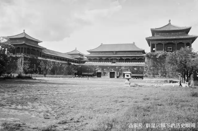 老照片:1930年代的故宫,遍地杂草一片破败