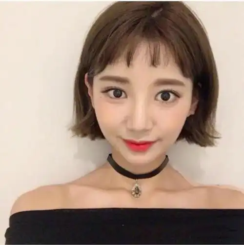 选择发型也是非常容易的,如果你是长脸女生又特别喜爱短发,那么,下面