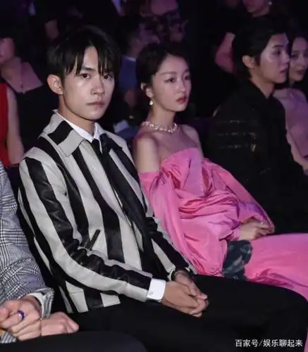 当周冬雨易烊千玺同框,周冬雨衣袖成焦点:陈念欠小北一条裙子?