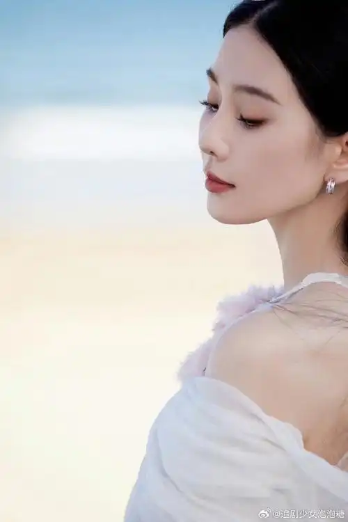 刘诗诗花朵白裙#刘诗诗最新造型大片花朵一字肩白裙造型,仙女诗诗