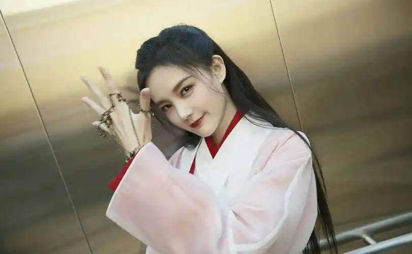 李一桐还创造了紫霞经典的眨眼表情,古灵精怪,非常可爱,搞笑,好看!