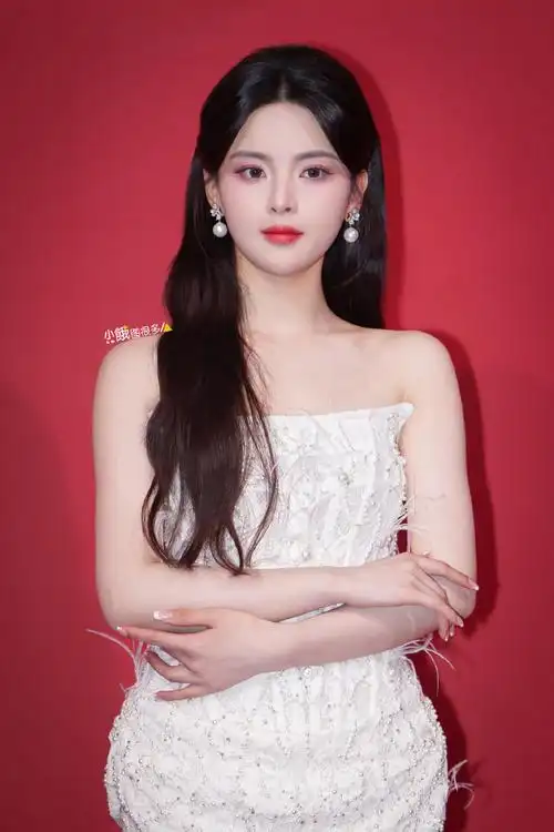 杨超越钉珠蕾丝裙##angelababy杨超越互夸美甲