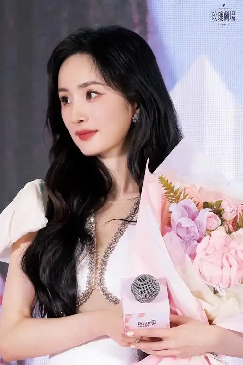 杨幂 #杨幂现身成都银泰城 这是我爱的大明星啊!第二次见了 - 抖