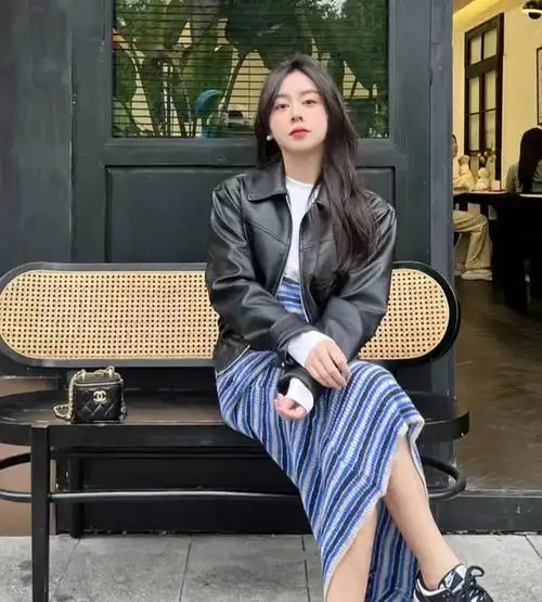 穿黑色皮夹克短裙的女生也太帅了吧