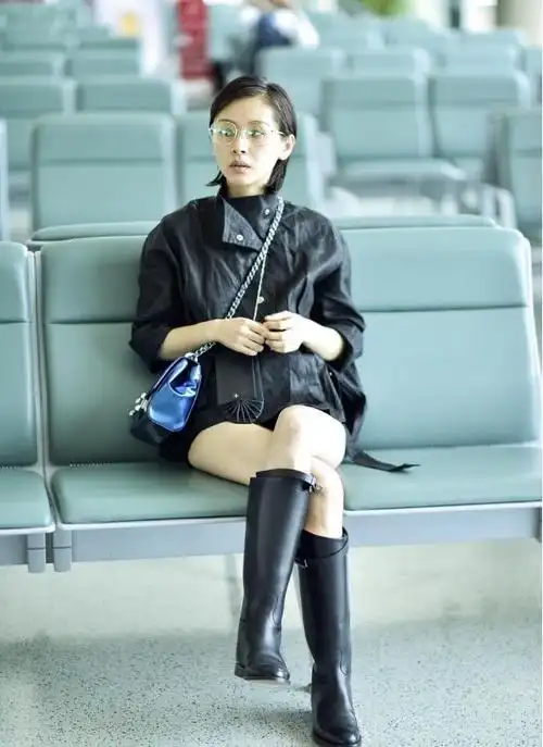 矮个子也能秀出大长腿王子文穿身高冷黑配着分头好飒气