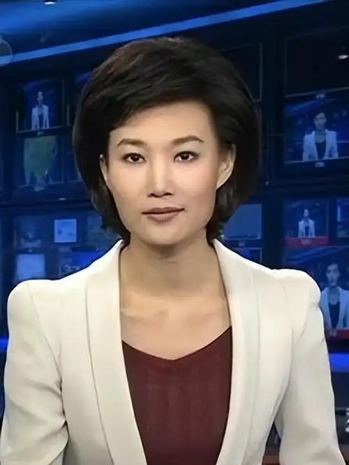 在我们的印象中,新闻联播的播音员都是冷静严肃的.