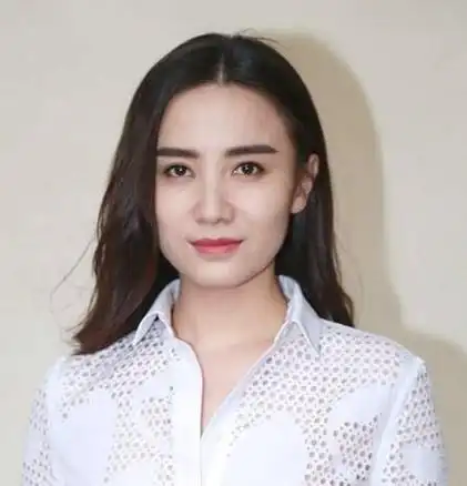 事实证明43岁的宋佳已经走上了一条康庄大道