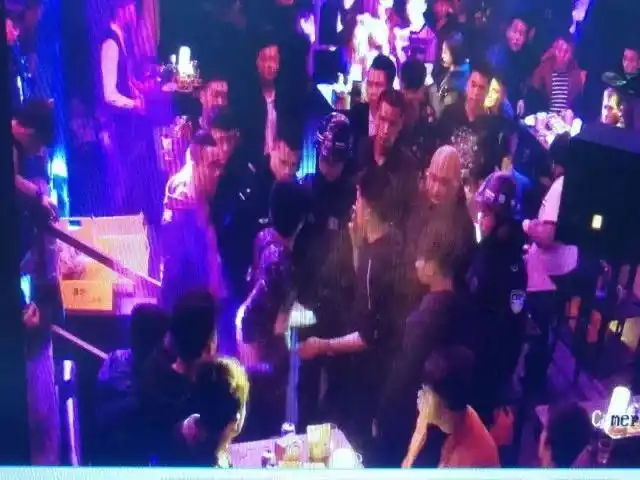 场面混乱柳州一酒吧深夜发生斗殴现场多人受伤起因是
