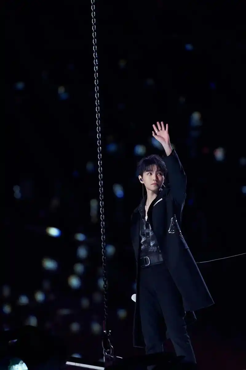 王俊凯跨年演唱会唱太好被质疑假唱,导演忙回应,网友:清者自清