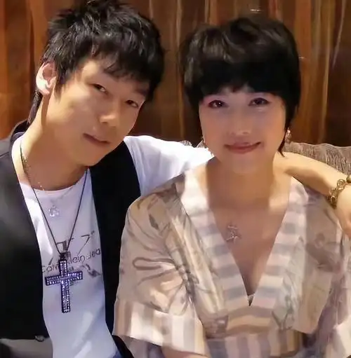 周海媚死因另有内幕!前男友晒两人亲密合影悼念,怒骂助理太无耻