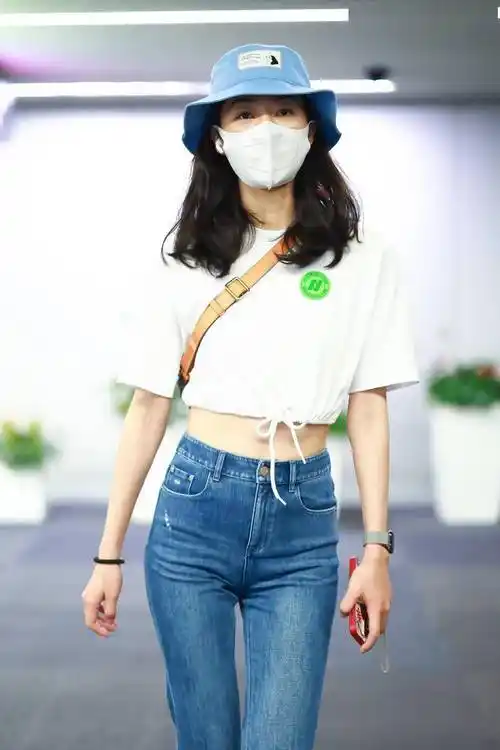 韩雪露腰短t配蓝色渔夫帽清新现身 这么穿打造2米腿长_黄花机场_牛仔