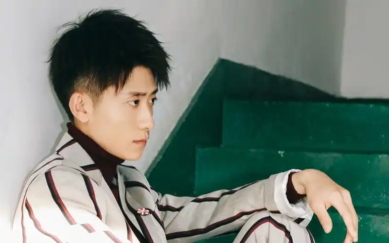 张一山帅气写真电脑桌面壁纸图片