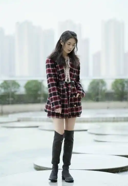 赵今麦蜕变成功,夏日风t恤短裤超苗条,空气刘海凸显大眼睛_白色_衬衫