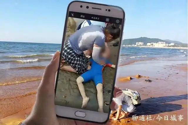 一名六,七岁男孩在威海小石岛景区沙滩浴场玩耍时不幸溺水,当地渔船