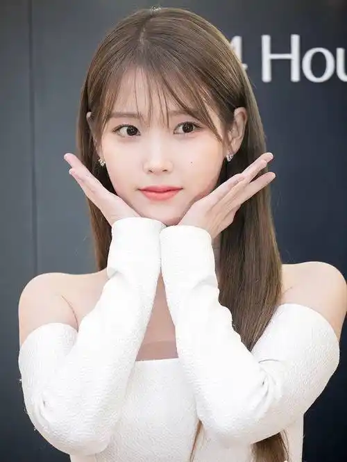 iu又美出新高度了,简约白色礼裙,棕色长发,又美又温柔_娱乐_内容_实力