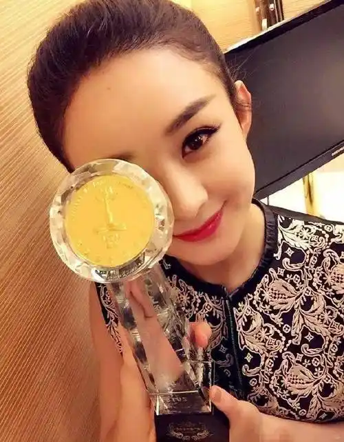 杨幂,baby,赵丽颖都是遮脸党,明星们谁的遮脸自拍照最有feel?