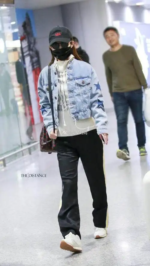 赵丽颖机场街拍,搭配看似朴素亲民,其实都是时尚名牌!