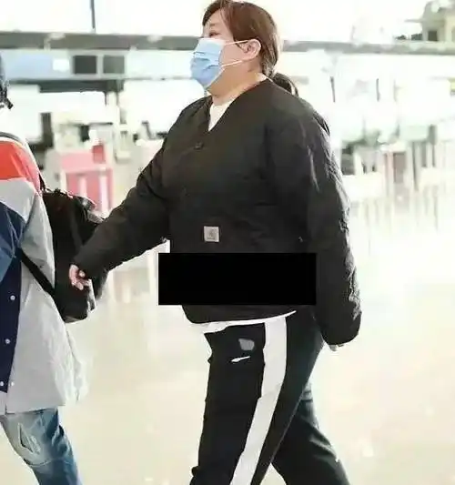 尽管贾玲的身材确实变胖了,但她行走时已经非常自信,毫不感到自卑.