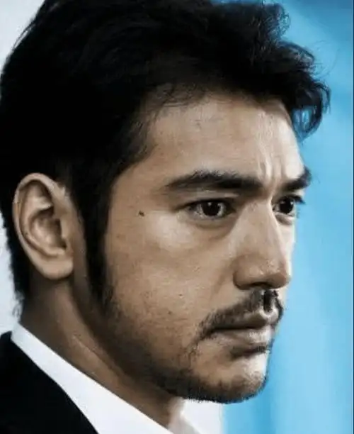 没胡子的他像个天真的孩子,留了胡子的金城武整个人散发着成熟男人的