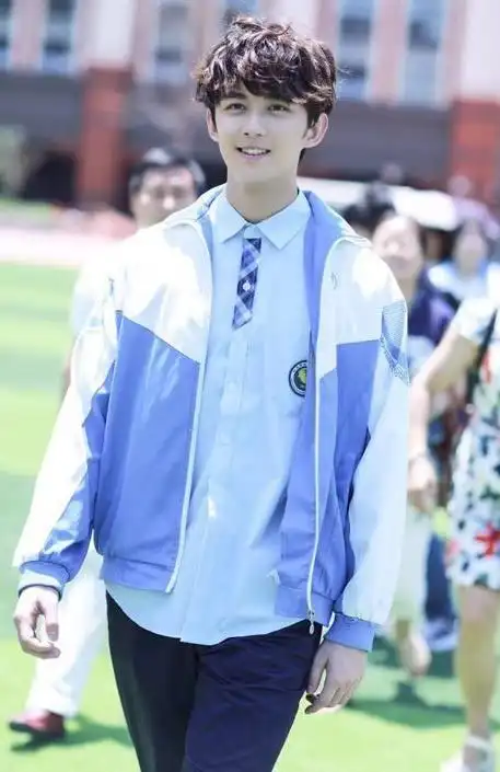 吴磊,蔡徐坤易烊千玺的学校生活,一个像偶像剧,一个太普通了!