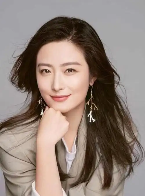 虽然这个想法听着不靠谱,可徐百慧还是听从父亲的建议,把名字从徐百卉