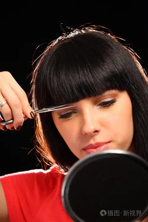 她的头发剪的女人