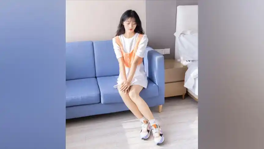 小姐姐穿丝袜外面再穿个短袜运动鞋,美极了