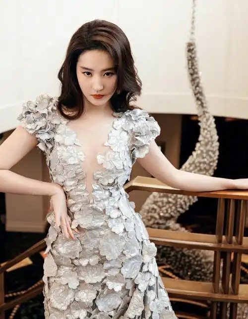 刘亦菲最新活动造型|身着georges chakra银色立体花朵礼服……__财经