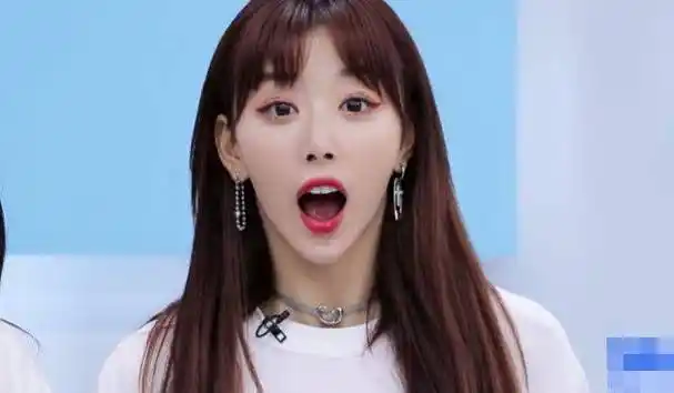 原创孔雪儿做鬼脸只是眯眼睛看到虞书欣的鬼脸刷新对女偶像的认知