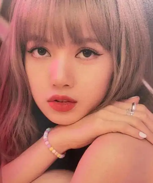 lisa是一位韩国的顶级女星,她不仅拥有出色的音乐才华,还有着令人惊艳