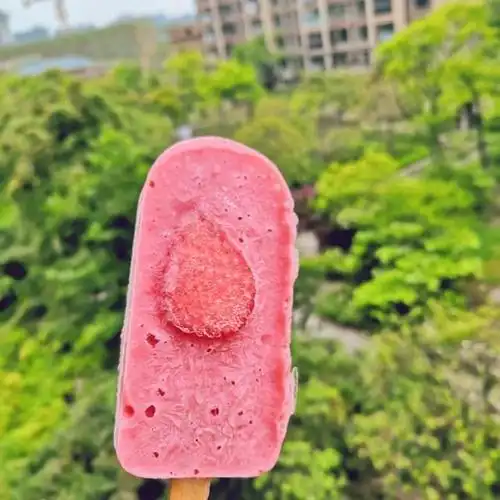 草莓雪糕,水果味十足,冰霜可口