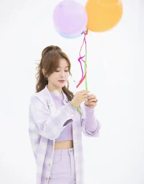 秦岚保养太好了,与小7岁刘以豪同框也甜蜜,无年龄差甜到要掉牙_造型