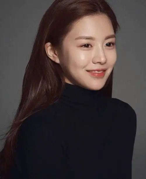 韩式长相的宅男女神高允真淡妆也堪称整形模板