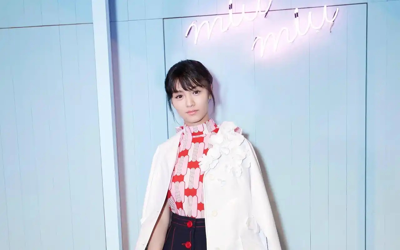 演员春夏活动俏皮图片桌面壁纸