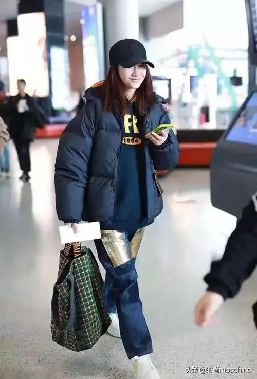 李小冉演绎嘻哈风纯素颜出镜青春似少女私服造型活力十足