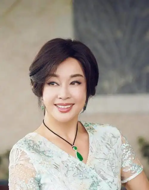 网曝刘晓庆最新照片,精致容颜令人难以置信!画皮还是妖怪?