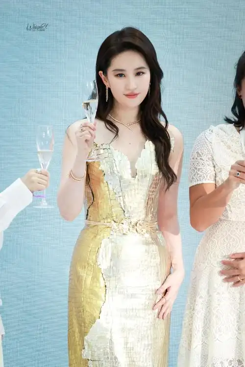 刘亦菲一个活动两套高定##刘亦菲金色高定