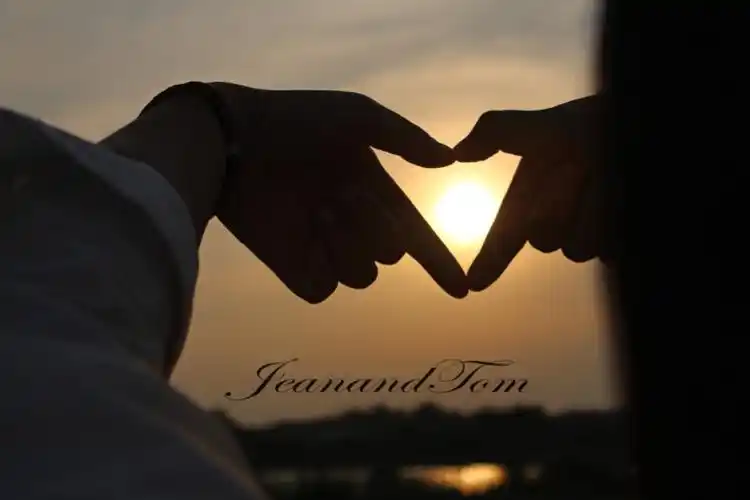 日落啦,终于等到日落～两个人用手比划爱心,很暖有木有!