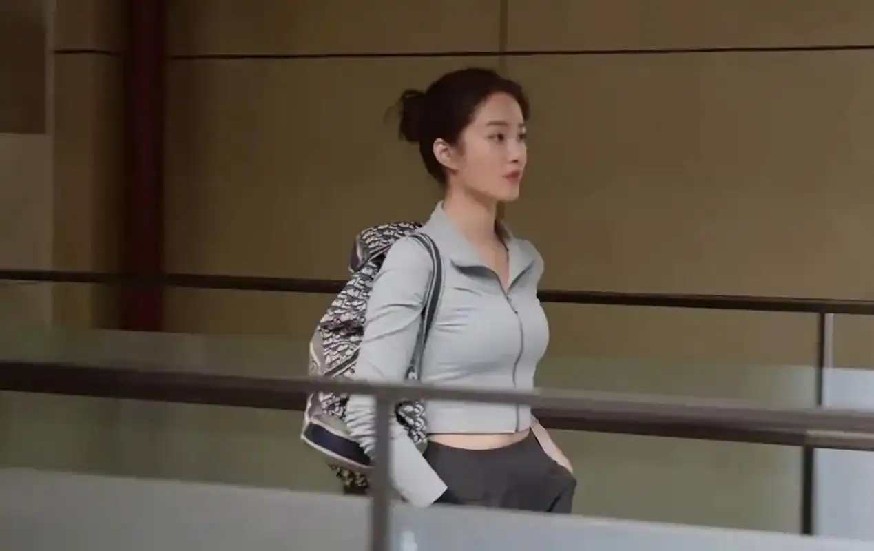 杨采钰身材也太好了,穿运动装都这么性感火辣,养眼极了!