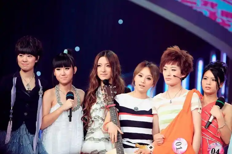 2011年获快女冠军,2012年卡里只剩11块,如今无人知,她是怎么挥霍的?