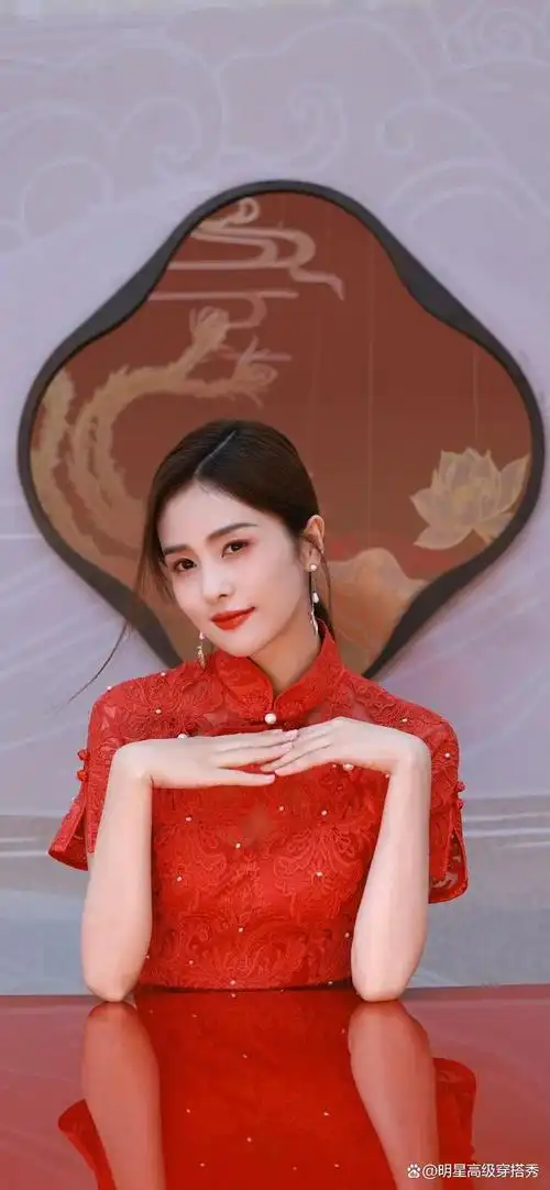 最近,一系列明星们的国风旗袍造型再次掀起了一股旗袍热潮.