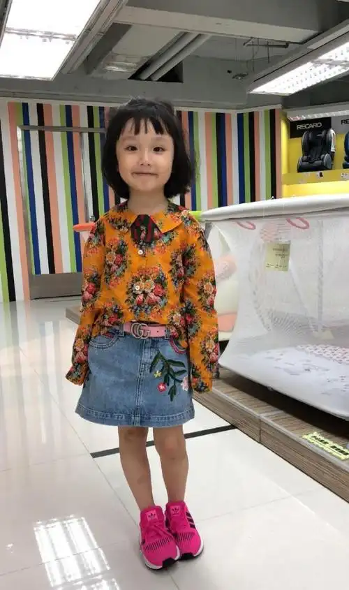 洪欣5岁女儿清新穿搭,可爱表情圈粉无数,网友:长得像洋娃娃!