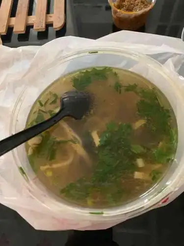 桌子都是乱糟糟的 还是婆婆帮忙收拾桌子  牛肉粉丝