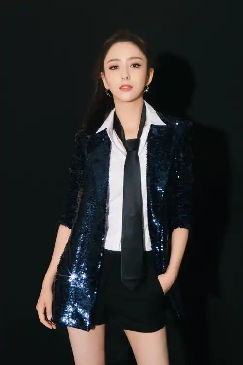 佟丽娅亮片西装搭热裤秀笔直美腿 高马尾侧颜精致