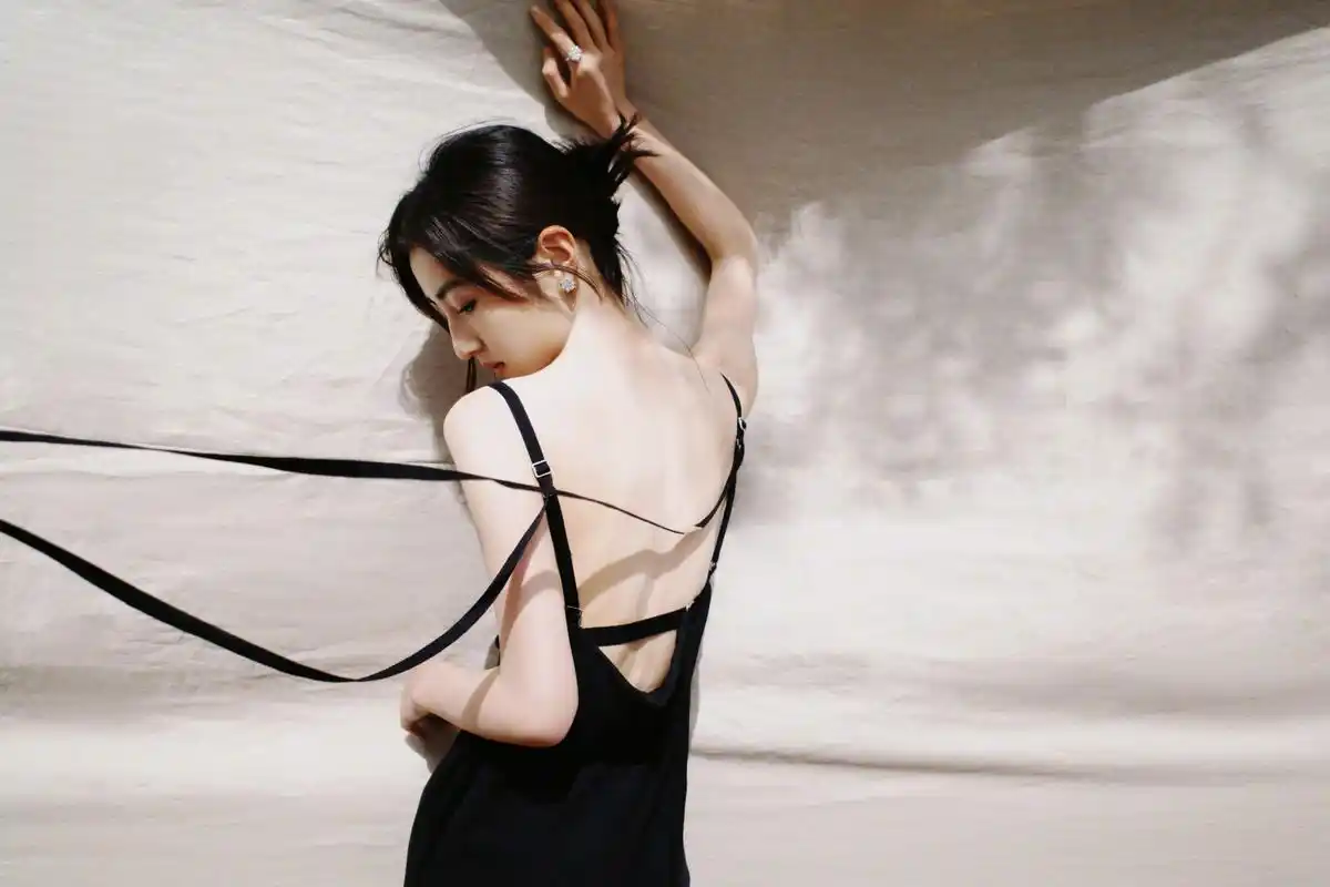 张子枫黑色吊带小裙上身很性感,白皙后背露出展现曼妙身姿,北影节期待