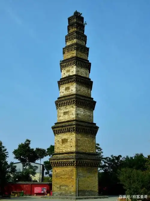 寿圣寺塔位于商水县郝岗乡常社店村北沙河转弯处,西,北两面紧邻沙河